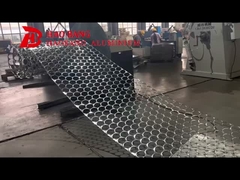 工場は小さなサイズのアルミの円を生産しています