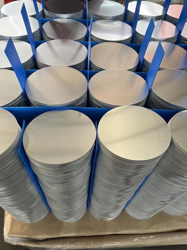 高平面性アルミディスク 1050/3003合金 O H12 熱度 CC DC 素材 深層画裂耐性 鍋用パンのカスタム直径 産業用スタンプ